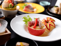 【夕食／四季彩会席】季節の旬を迎えた地元食材を中心に、一品一品、手作りにこだわったお料理