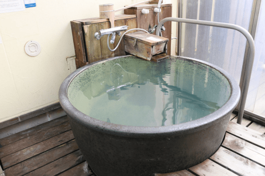 露天風呂/弱アルカリ泉・マグネシウム泉を掛け合わせた混合泉になります