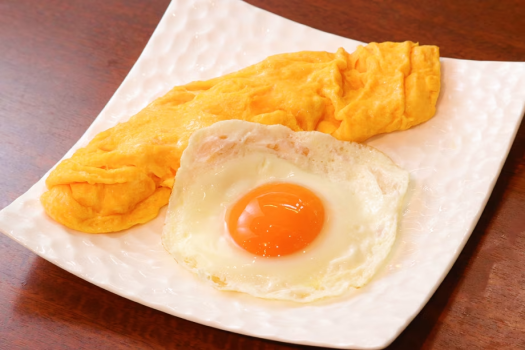 【万里/朝食】那須御養卵を使用した鉄板オムレツ、目玉焼き