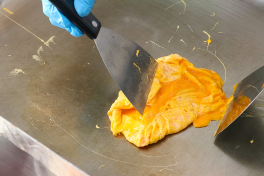 【万里/朝食】＜那須御養卵の鉄板オムレツ＞味付け、調味料なし。那須御養卵だけを熱々の鉄板で一気に焼き上げます