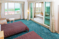 【クイーンズコリーナ】半露天檜風呂付洋室
※2023年5月23日(火)より泉質が混合泉に変わります。 【クイーンズコリーナ】半露天檜風呂付洋室
※2023年5月23日(火)より泉質が混合泉に変わります。