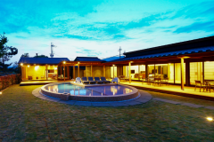 【プレミアムドッグリゾート】湖畔に佇む1日1棟限定のリゾートヴィラ。プライベートプール・天然温泉・サウナ付きのプライベート空間でラグジュアリーステイ【ルームチャージ/素泊まり】