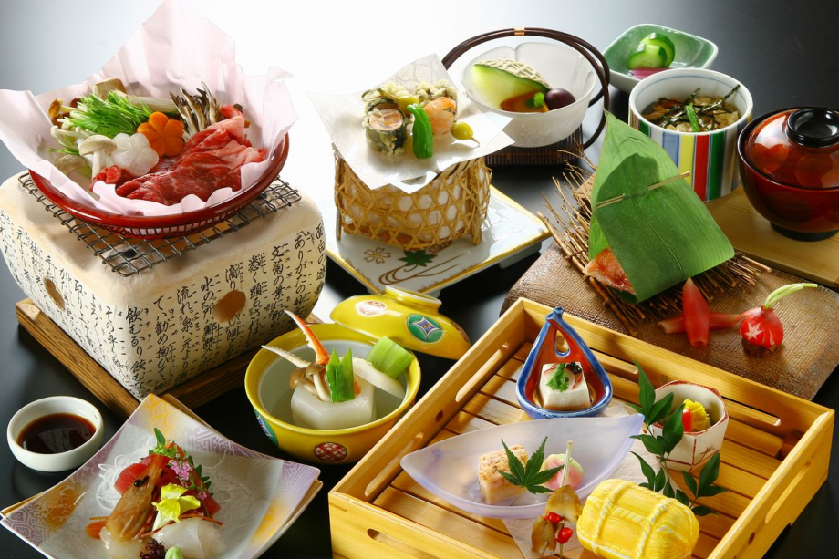 会席料理一例　旬にこだわる献立で日本の四季を感じさせる繊細な味わいをお楽しみ下さい♪