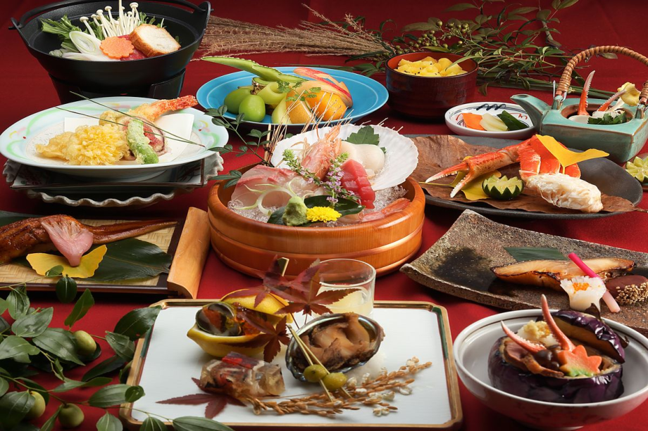 会席料理一例　旬にこだわる献立で日本の四季を感じさせる繊細な味わいをお楽しみ下さい♪