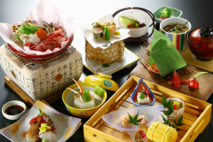 会席料理一例　旬にこだわる献立で日本の四季を感じさせる繊細な味わいをお楽しみ下さい♪