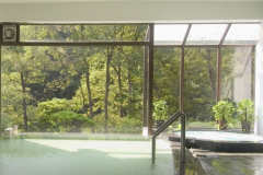 温泉大浴場「春秋の湯」は自家源泉を使用しており、泉質はナトリウム・カルシウム塩化物泉で塩分コーティング＆保湿作用の「仕上げの湯」とも称され、お肌がツルツルになるとご好評をいただいております。