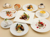 ロイヤルプラン・フレンチコース一例　料理長がお届けするフレンチは厳選された素材を一品一品丁寧に調理しコースで御提供します。至福の時間をごゆっくりお過ごしください。