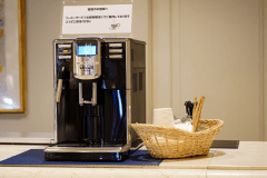 コワーキングスペースに挽きたてコーヒーを無料で用意しております。