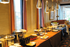 新鮮な地元食材をふんだんに使用した朝食バイキング。