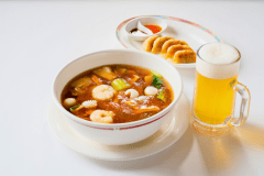 【晩酌セットプラン一例（ラーメン・餃子・生ビール）】ラーメンは五目あんかけ上海ラーメン（塩）と五目あんかけ北京ラーメン（醤油）の２種類からお選び頂けます。