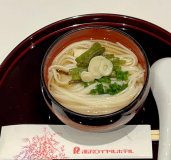 美酒爛漫で全国的に有名な湯沢市の創業101年の酒蔵「秋田銘醸株式会社」のウェルカムドリンクと、湯沢市が誇る日本三大うどん「稲庭うどん」をロビーにて無料にてお召し上がりいただけます。

●ふるまい酒 15:00-20:00まで（毎週水曜日は美酒爛漫の蔵元スタッフがおふるまいいたします） 
●ふるまい稲庭うどん17:00-20:00まで