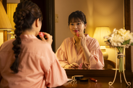 【ご滞在イメージ】大きな鏡でヘアメイクも快適に