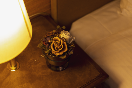 【客室イメージ】ベッドの横にもさりげない華やかさをプラス。インテリアにこだわりを