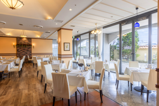 【レストラン】都会の喧騒から一歩引いた穏やかな雰囲気で、心地よいお食事を楽しめます