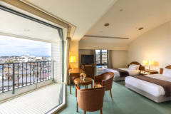 【スーペリア：ツイン】30平米／窓の外の景色を楽しみながらゆったりとくつろぐ＊画像は客室一例