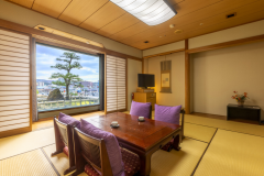 【和室10畳】静寂がゆるやかに包む、落ち着いた雰囲気の和室。檜風呂で旅の疲れを癒してください＊画像は客室一例