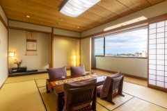 【和室12畳】最大5名様までご宿泊いただける広めの和室。檜風呂で旅の疲れを癒してください＊画像は客室一例