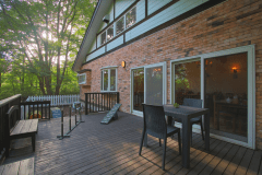 開放的なウッドテラス。バーベキュー利用も可能です♪（バーベキューセットのレンタル有り：有料）