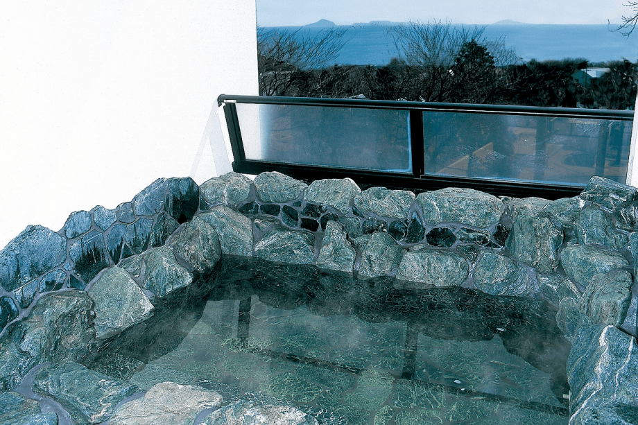 【貸切風呂一例】和風露天風呂。海を望む露天風呂で温泉浴をご満喫ください。