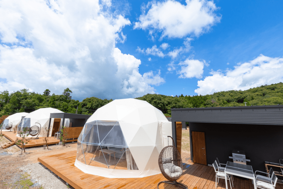 宿泊区画にはテント、ガゼボ、付属棟、焚き火台があります。ごゆっくりお楽しみ下さいませ。