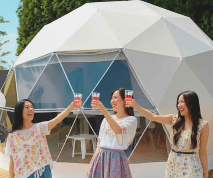 ドームテントの前で乾杯