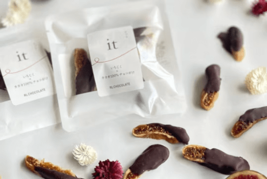 素材本来の力を信じる実力派ブランド「RLチョコレート」。看板作「it」は、凝縮したいちじくの濃密な甘みと、砂糖に頼らないカカオ100％の力強い苦みが口内で完璧に調和します。噛むほどに広がるプチプチ食感と上質なコクは、まさに本物を知る大人の贅沢。ひと口で虜になる、特別な味わいをぜひ。