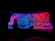 フォレストビュー：お部屋からの景色（夜）　フォレストビューのテントは夜に目の前の森全面がイルミネーションに彩られ日中とは違った神秘的な世界へと移り変わります。