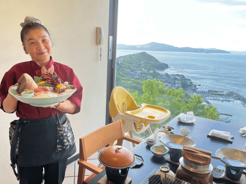 美しい海と空を眺めながら愉しむ、神具良ならではの贅沢なお食事の時間。 美しい海と空を眺めながら愉しむ、神具良ならではの贅沢なお食事の時間。