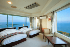 【東館和室＋日の出洋室】（洋間/角部屋）空気の澄んだ早朝には水平線から昇る感動の朝日をご覧になれます