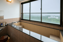 角部屋の内風呂には絶景を楽しめる大きな窓が設置されており、「夕日家族風呂」から夕日をご覧いただけます。