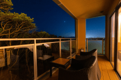 温泉露天風呂客室【杜と海と】７１平米・和洋室｜デッキテラス夜