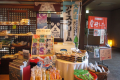 売店：地元の特産品なども取り揃えています。