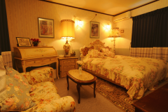 【客室一例】デラックス スイート。「不思議の国のアリス」をテーマにしたお部屋。英国アンティークがお洒落な空間を演出しています。