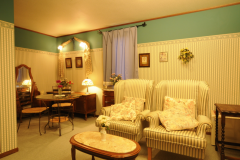 【客室一例】スイート。ヨーロッパのクラシックホテルのような雰囲気をお楽しみ頂けます。