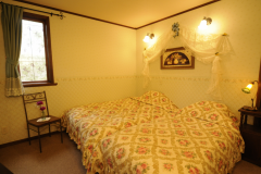 【客室一例】スイート。ベッドルーム一例。ダブルベッド１台、シングルベッド１台をご用意。