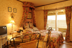 【客室一例】スタンダード。ヨーロッパのプチホテルのような雰囲気の客室です♪