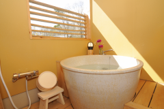 【客室露天風呂一例】陶器。客室露天風呂のお湯は「ミネラル泉」となります。※温泉ではございません。