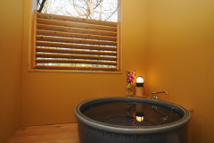 【客室露天風呂一例】陶器。客室露天風呂にはペット用バスタブのご用意もあります。