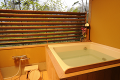 【客室露天風呂一例】深バス。四角い深バスタイプの客室露天風呂。