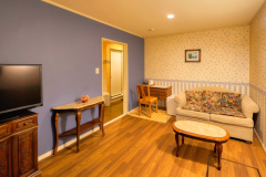 【客室一例】セミスイート。リビングスペースもあるツインベッドルーム。