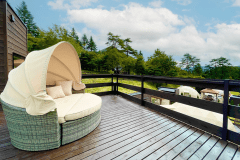 ウッドデッキのソファでまったり