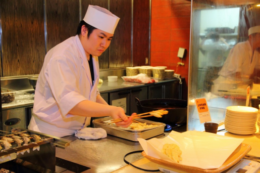 ライブキッチンから出来立ての料理を