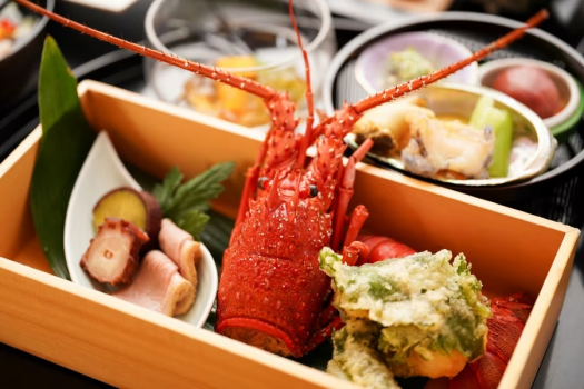 目で楽しみながら味わう前菜　贅沢な伊勢海老やアワビの酒煎り等