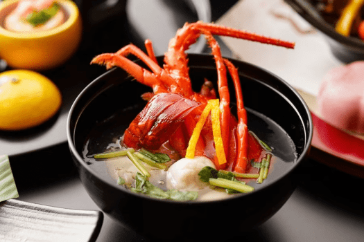 職人技が光る、優雅な伊勢海老葛打ち