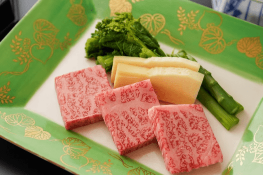 熱々の陶板でじゅわっと広がる、上質な旨み。米沢牛サーロイン