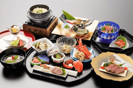 贅を尽くした一膳に、季節がそっと微笑む。五感で味わう、至福の会席。