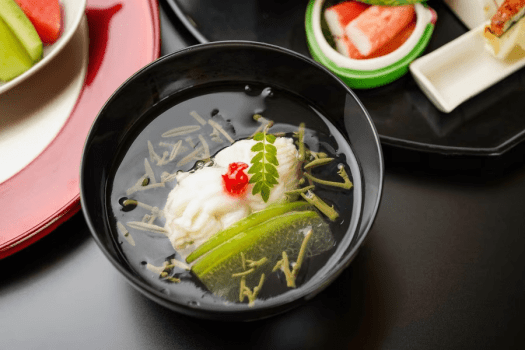 鱧葛打ちは、繊細な旨みが広がる、料理長こだわりの夏の逸品。