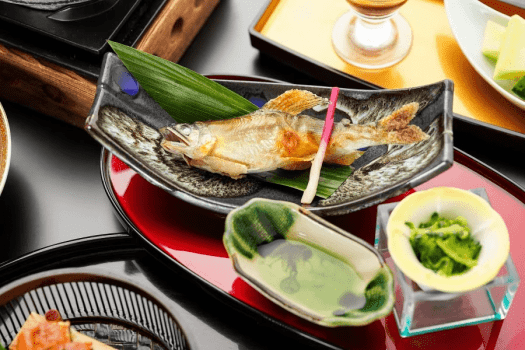 夏の味覚を代表する鮎を、香ばしい塩焼きでご用意します。