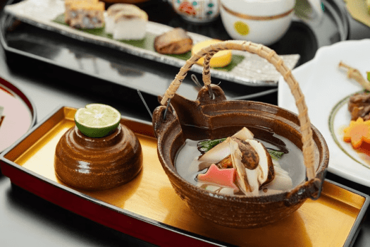 松茸の香りと鱧の旨みを楽しむ、秋の土瓶蒸し 松茸の香りと鱧の旨みを楽しむ、秋の土瓶蒸し