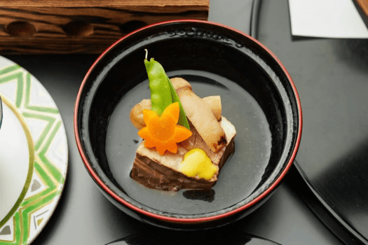 じっくり柔らかく仕上げた麦豚の角煮と秋の味覚 じっくり柔らかく仕上げた麦豚の角煮と秋の味覚